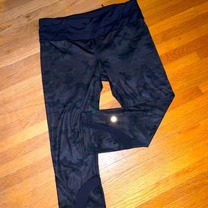 Lululemon dark camo print capri/crop legging sz8